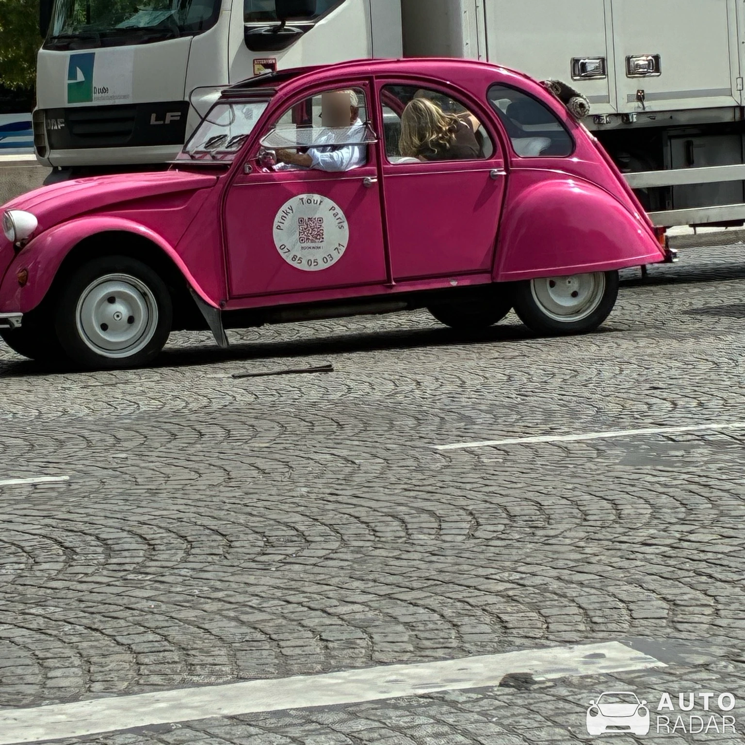 Citroën 2CV spotted in Paris