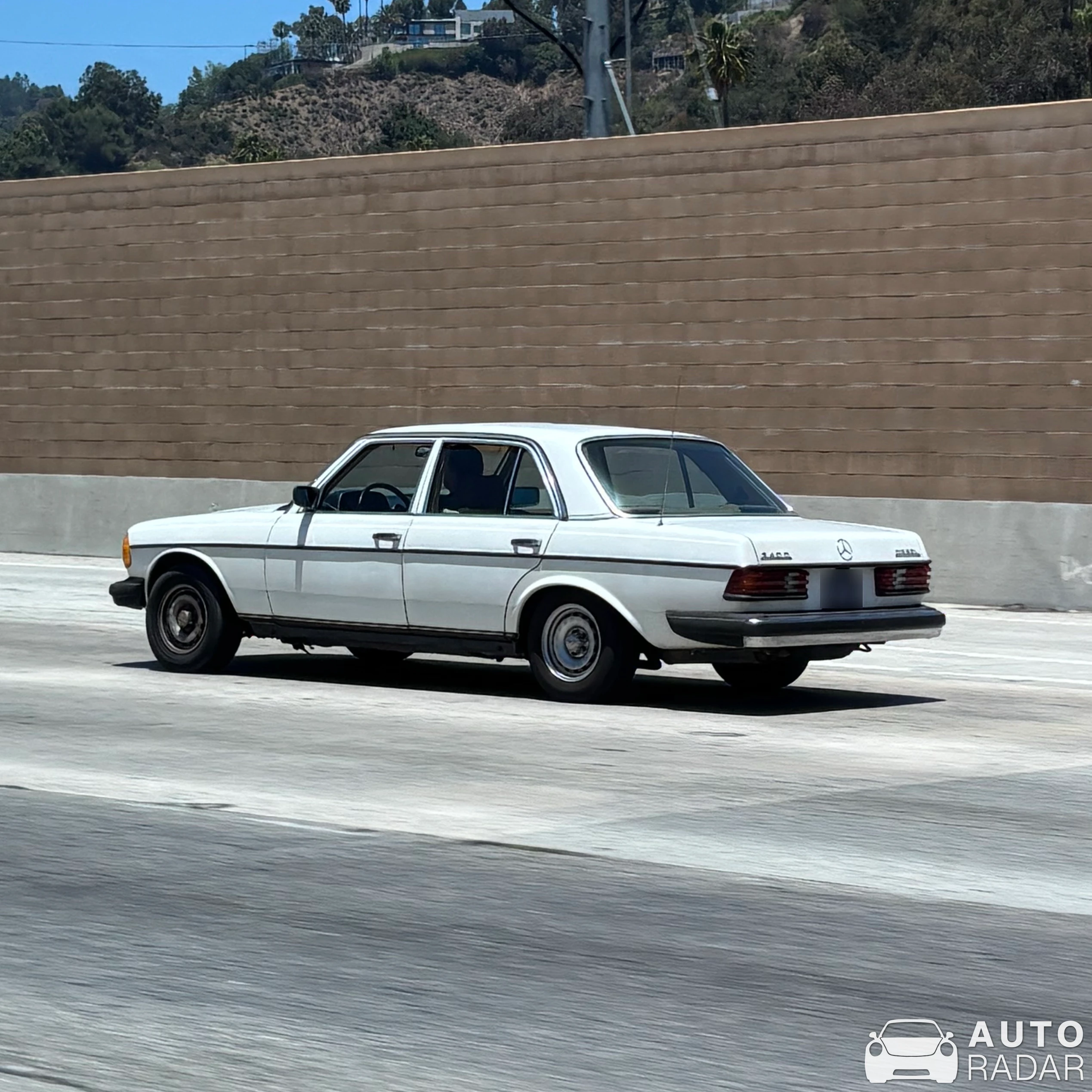 Mercedes-Benz 230E W123 spotted in Los Angeles