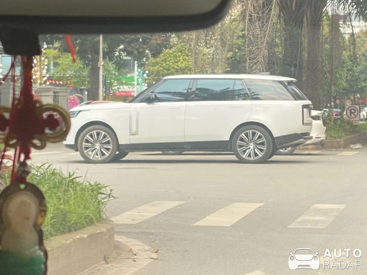 Land Rover Range Rover LWB spotted in Vĩnh Phúc