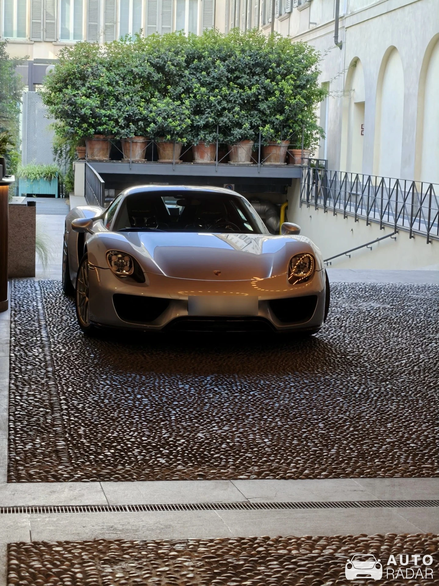 Porsche 918 Spyder spotted in Milano