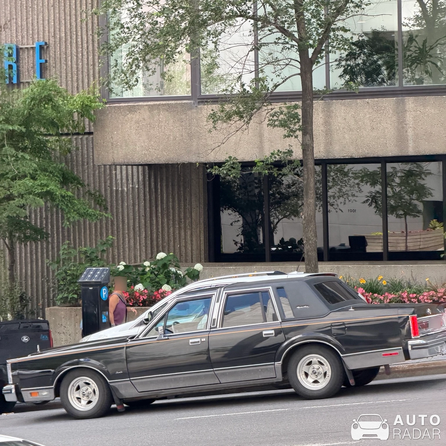 Lincoln Town Car spotted in Saint-Lambert