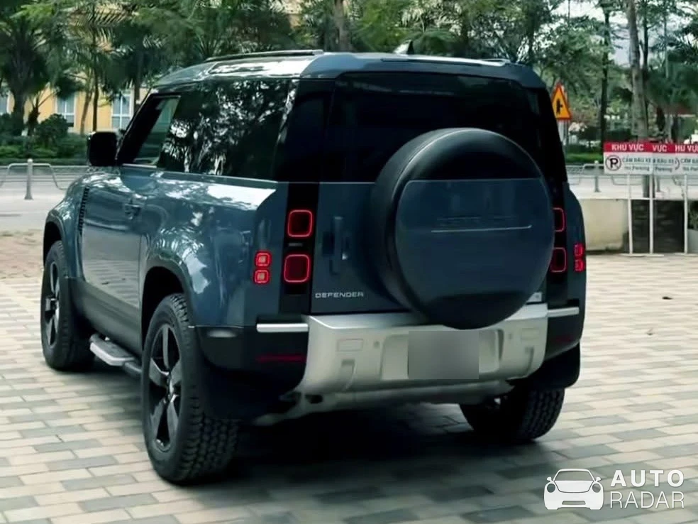 Land Rover Defender 90 spotted in Hanoi