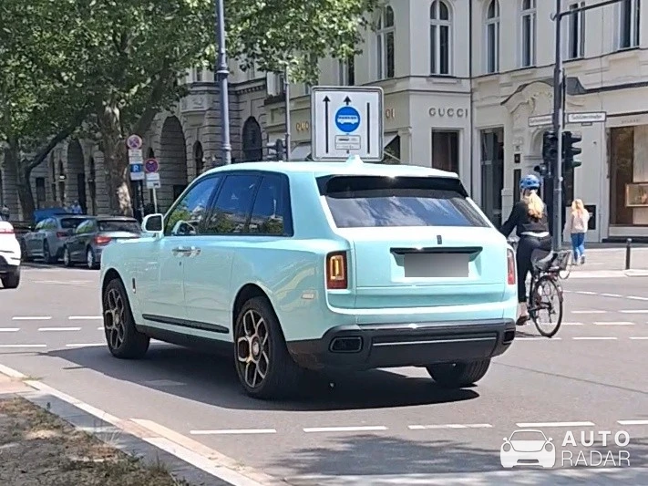 Rolls-Royce Cullinan Black Badge spotted in Berlin