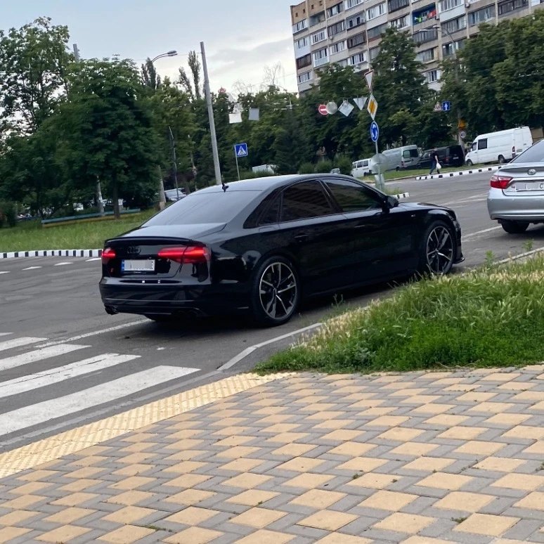 - Audi S8 spotted in Київ, Украина