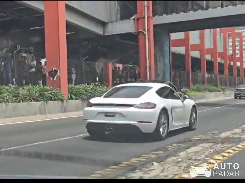 Porsche 718 Cayman S spotted in Mexico City, Mexico