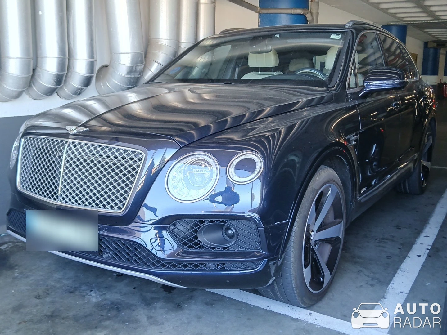 Bentley Bentayga Hybrid spotted in Lisboa, Portugal