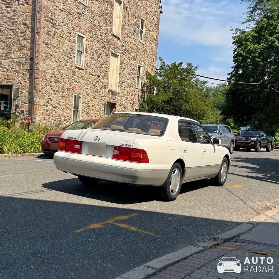 Lexus LS 430 spotted in Clinton