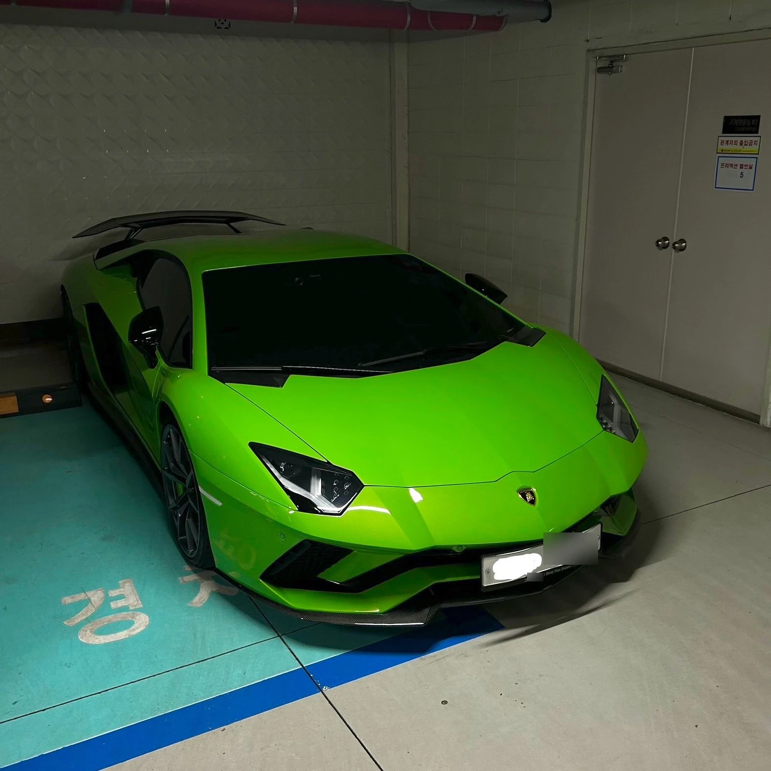 Lamborghini Aventador spotted in 구미시, 대한민국