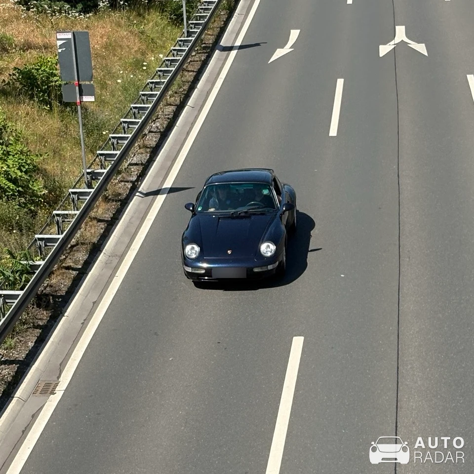 Porsche 993 Carrera 4 spotted in Düsseldorf