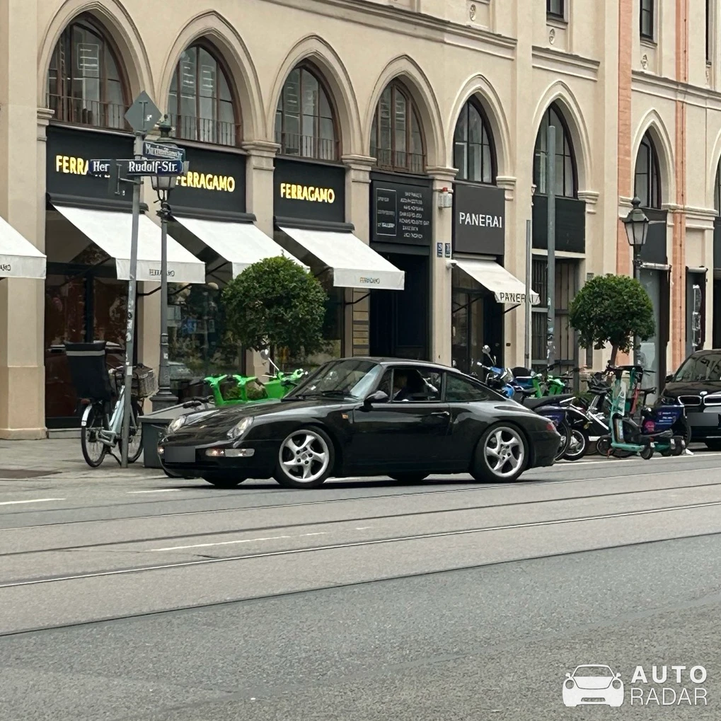 Porsche 993 Carrera spotted in München