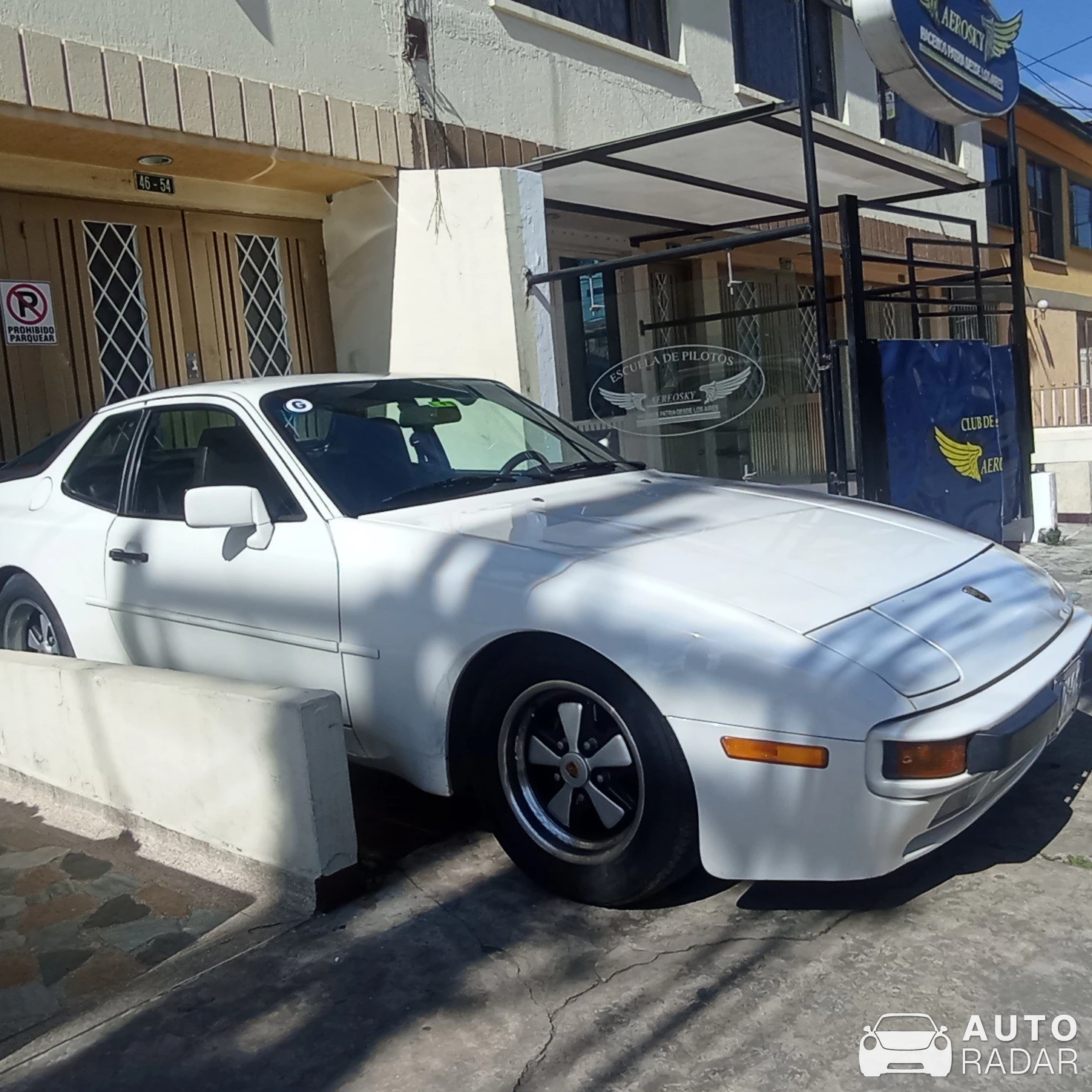 Porsche 944 spotted in Bogotá, Colombia
