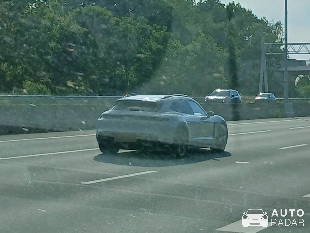 Porsche Taycan 4 Cross Turismo spotted in Heteren
