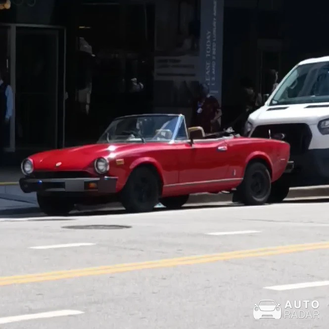 Fiat 124 Sport Spider spotted in Chicago, United States
