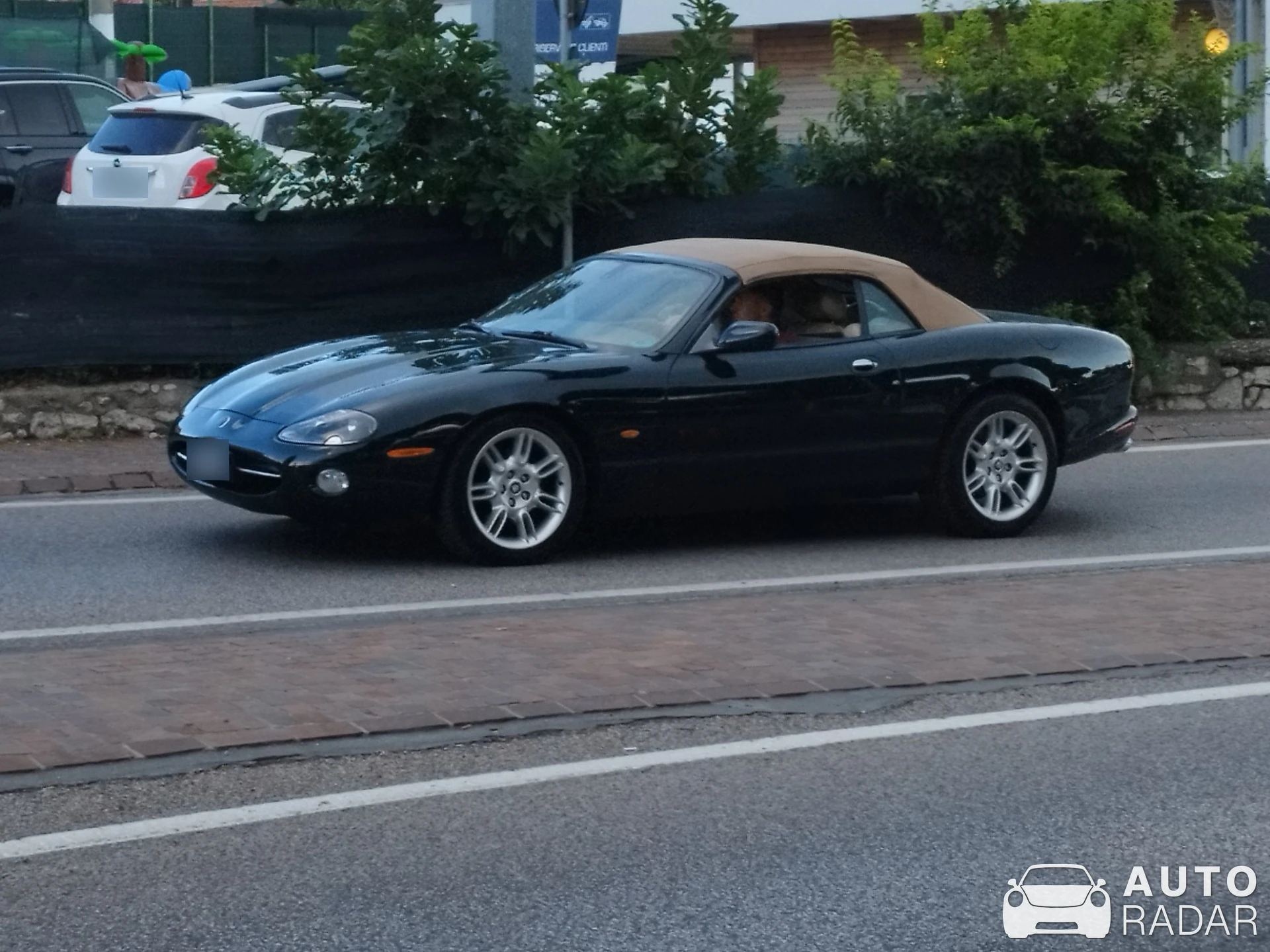 Jaguar XK8 spotted in Bardolino