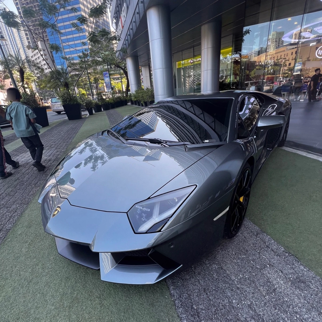 Lamborghini Aventador LP700-4 spotted in Taguig, Philippines