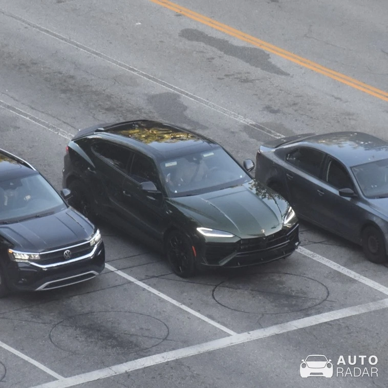 Lamborghini Urus SE spotted in Los Angeles