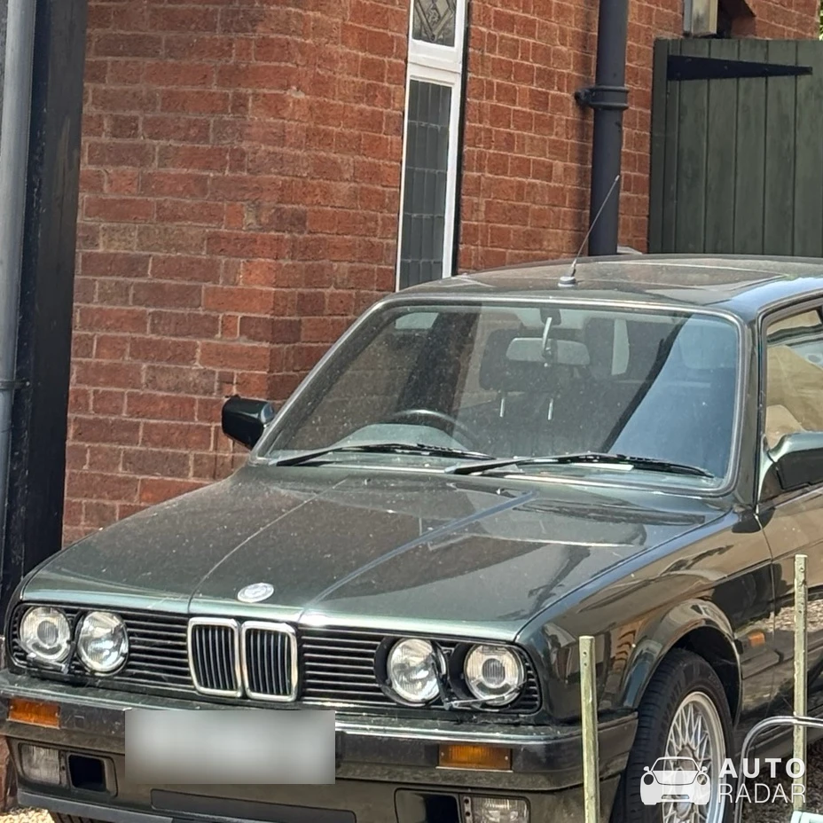 BMW 3 Series E30 spotted in Ettington