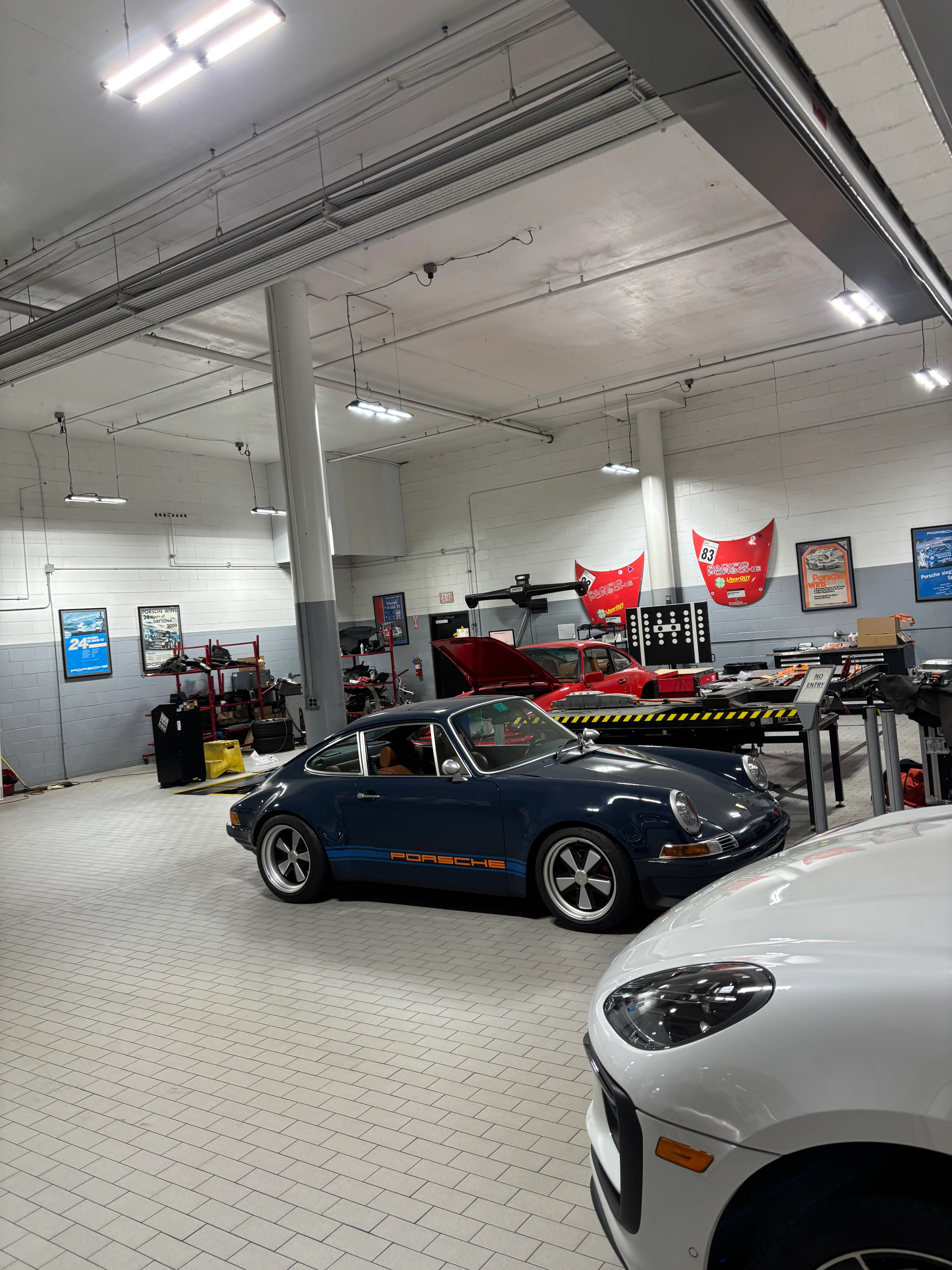 Singer 911 spotted in Hawthorne