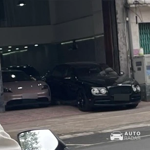 Bentley Flying Spur V8 spotted in P. Chợ Quán