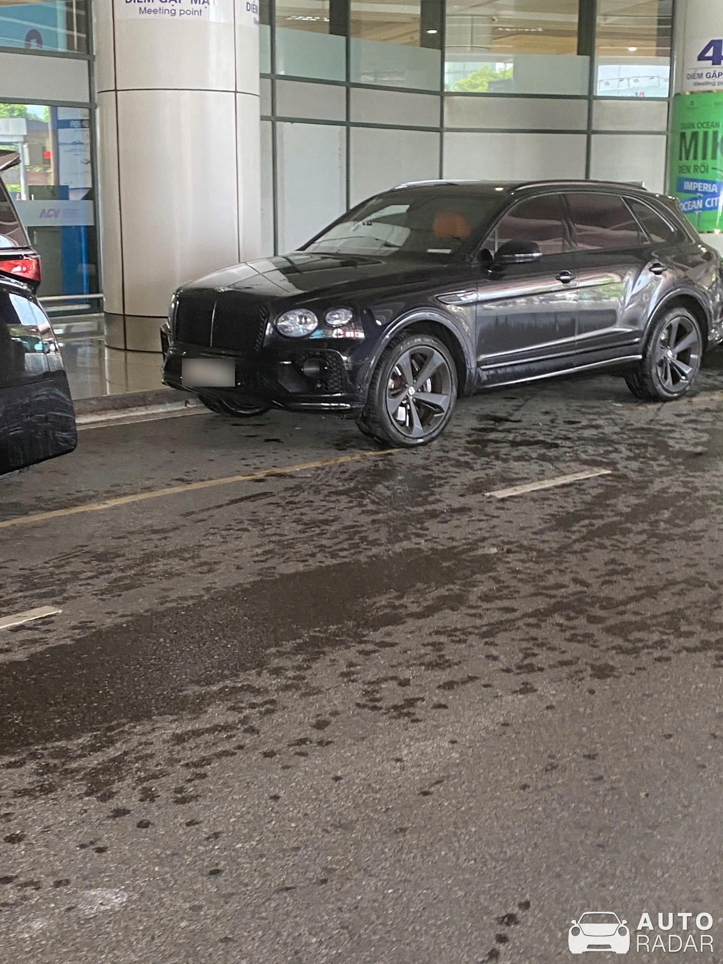 Bentley Bentayga V8 spotted in Hanoi