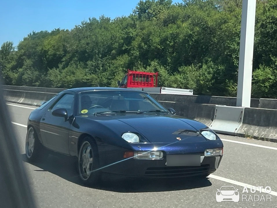Porsche 928 GTS spotted in Dagneux