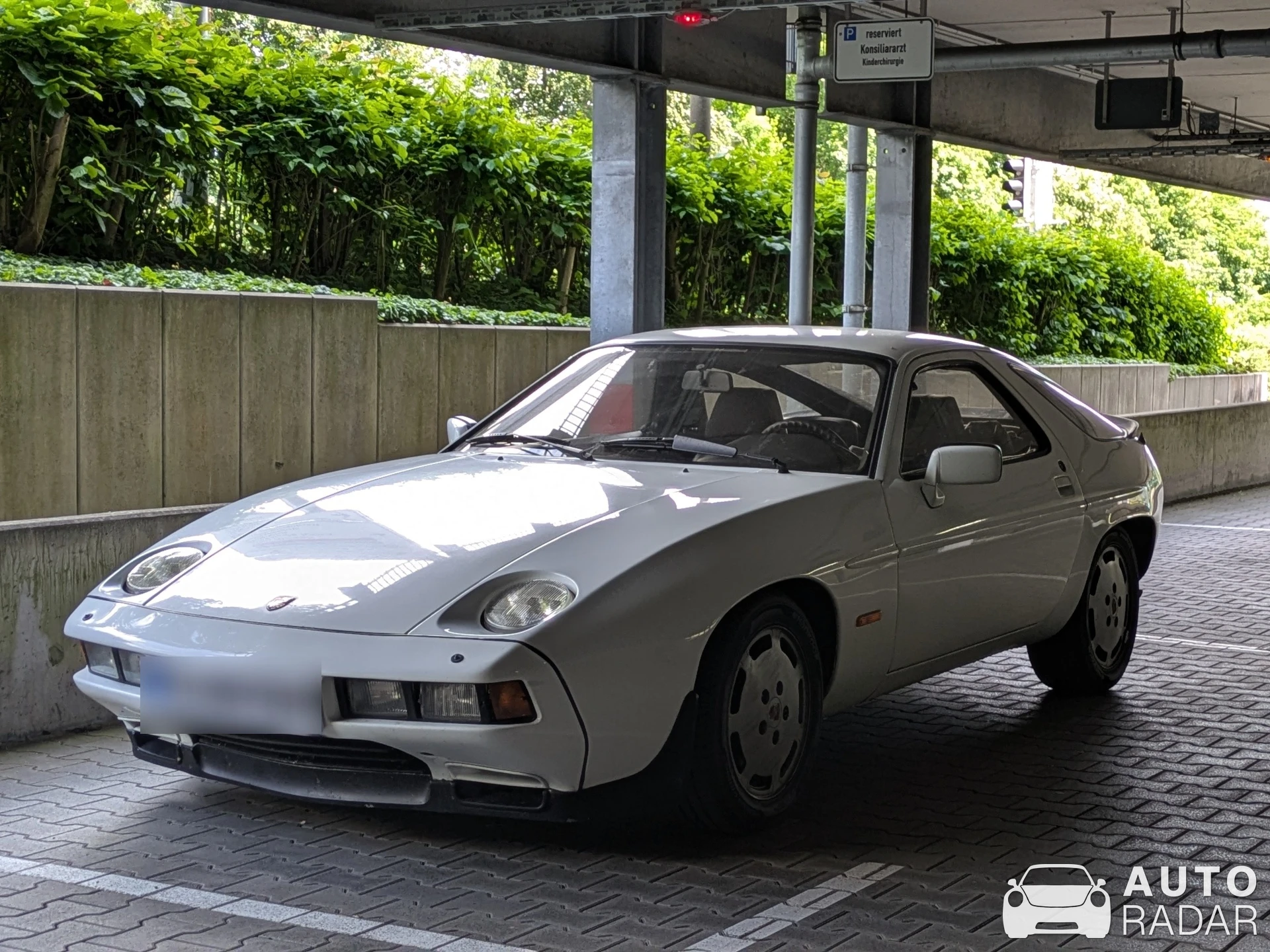Porsche 928 S spotted in Tübingen, Germany