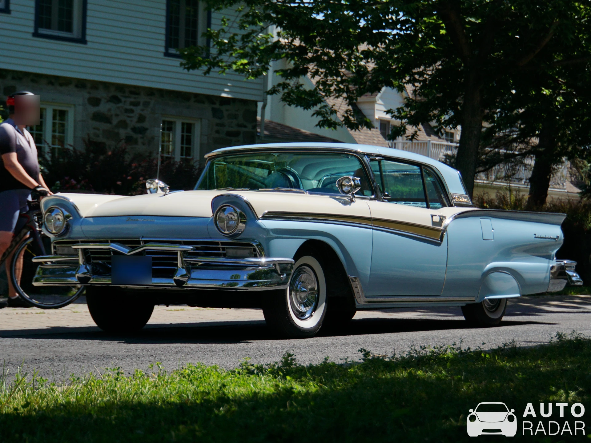 Ford Fairlane 500 Skyliner spotted in Chambly