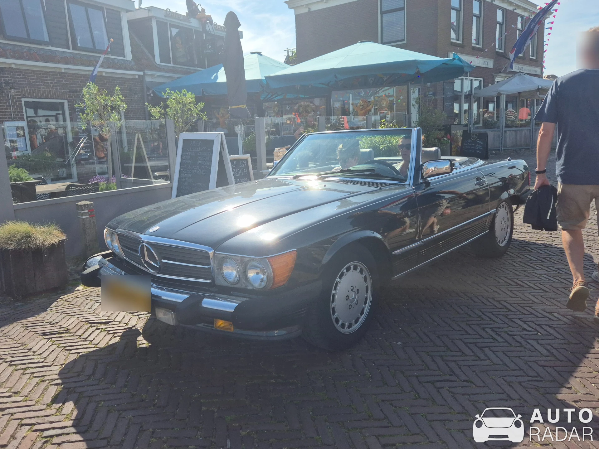 Mercedes-Benz 560 SL R107 spotted in Hindeloopen
