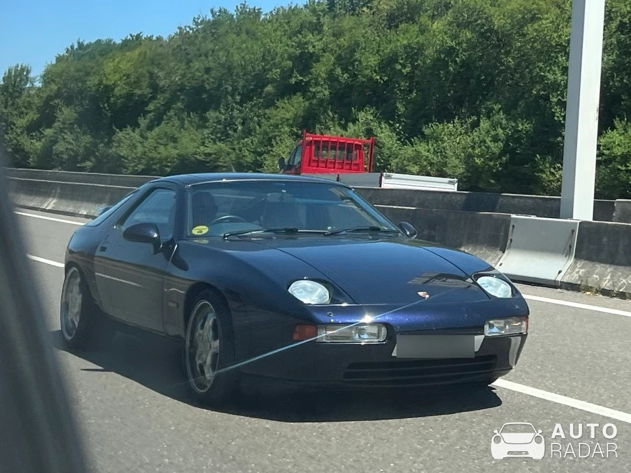 Porsche 928 GTS spotted in Tossiat, France