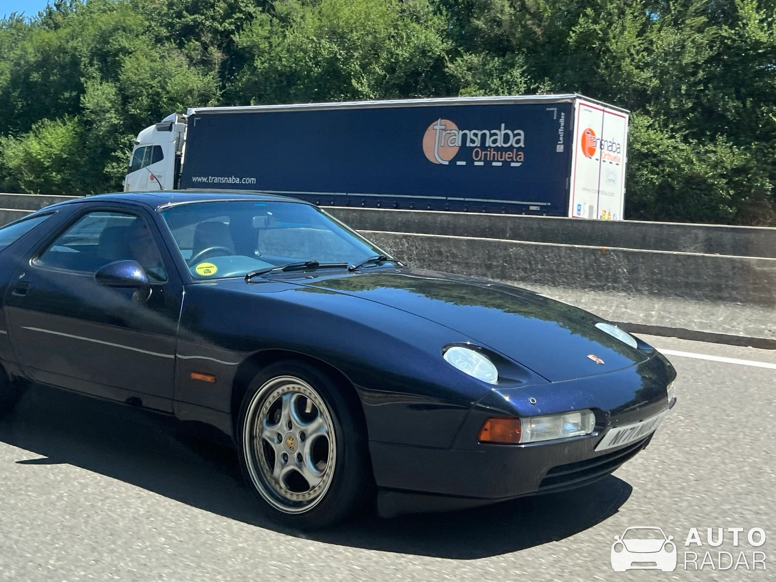 Porsche 928 GTS spotted in Tossiat