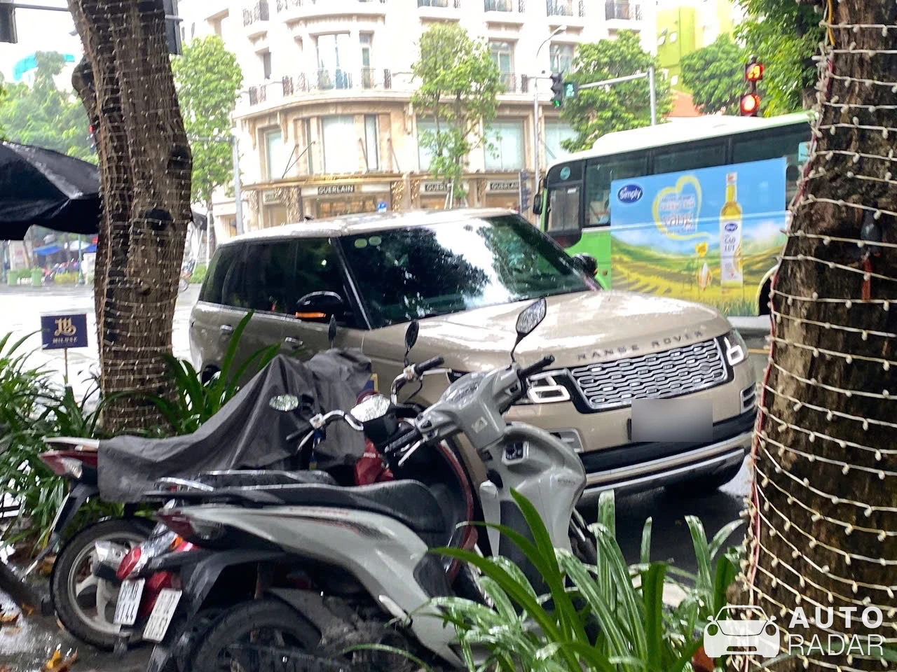 Land Rover Range Rover SV spotted in Hanoi