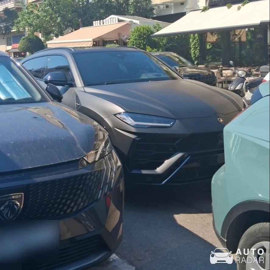 Lamborghini Urus spotted in Vari