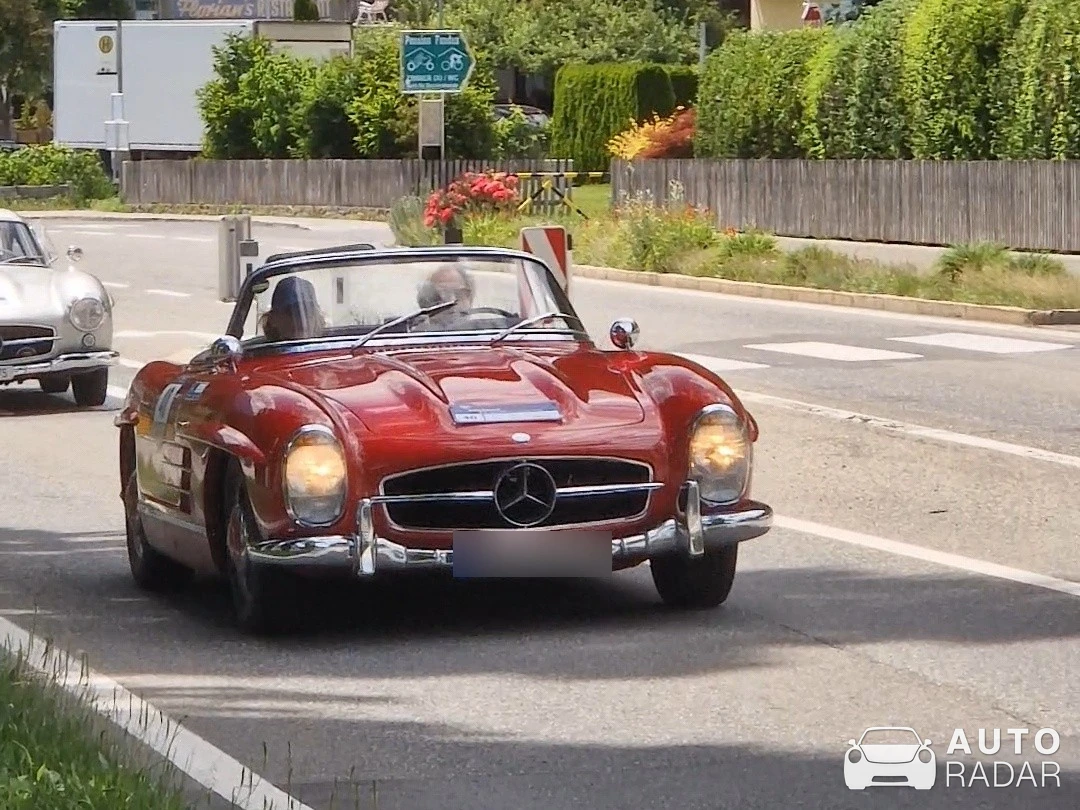 Mercedes-Benz 300SL Roadster spotted in Pfunds