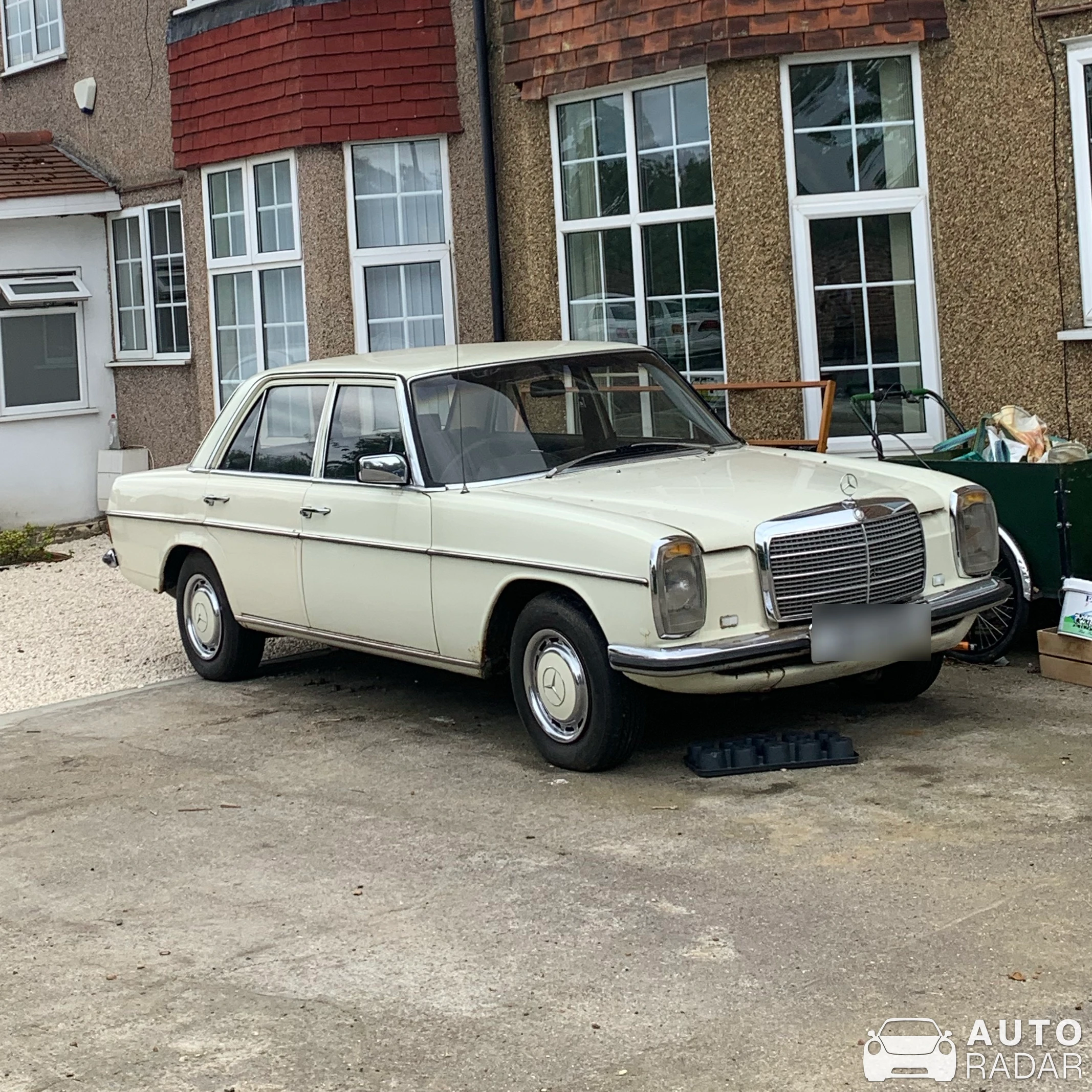Mercedes-Benz 230 S spotted in Isleworth