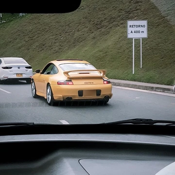 Porsche 911 (996) Carrera spotted in Medellín, Colombia