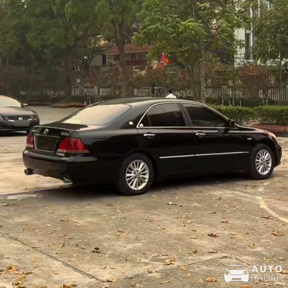 Toyota Crown Royal Saloon spotted in Tề Lỗ