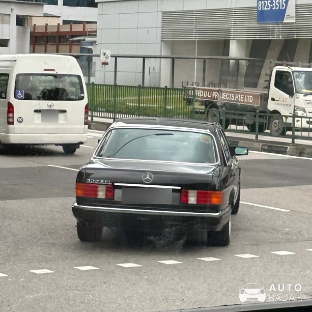 Mercedes-Benz 300 SE W126 spotted in Singapore