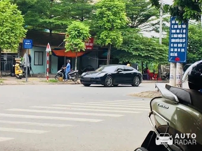 Porsche Panamera 4 spotted in Vĩnh Phúc
