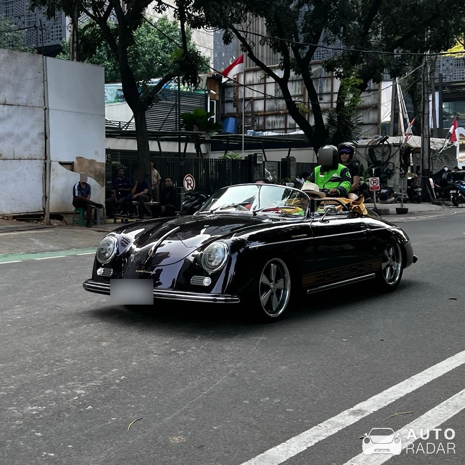 Porsche 356 Speedster spotted in South Jakarta