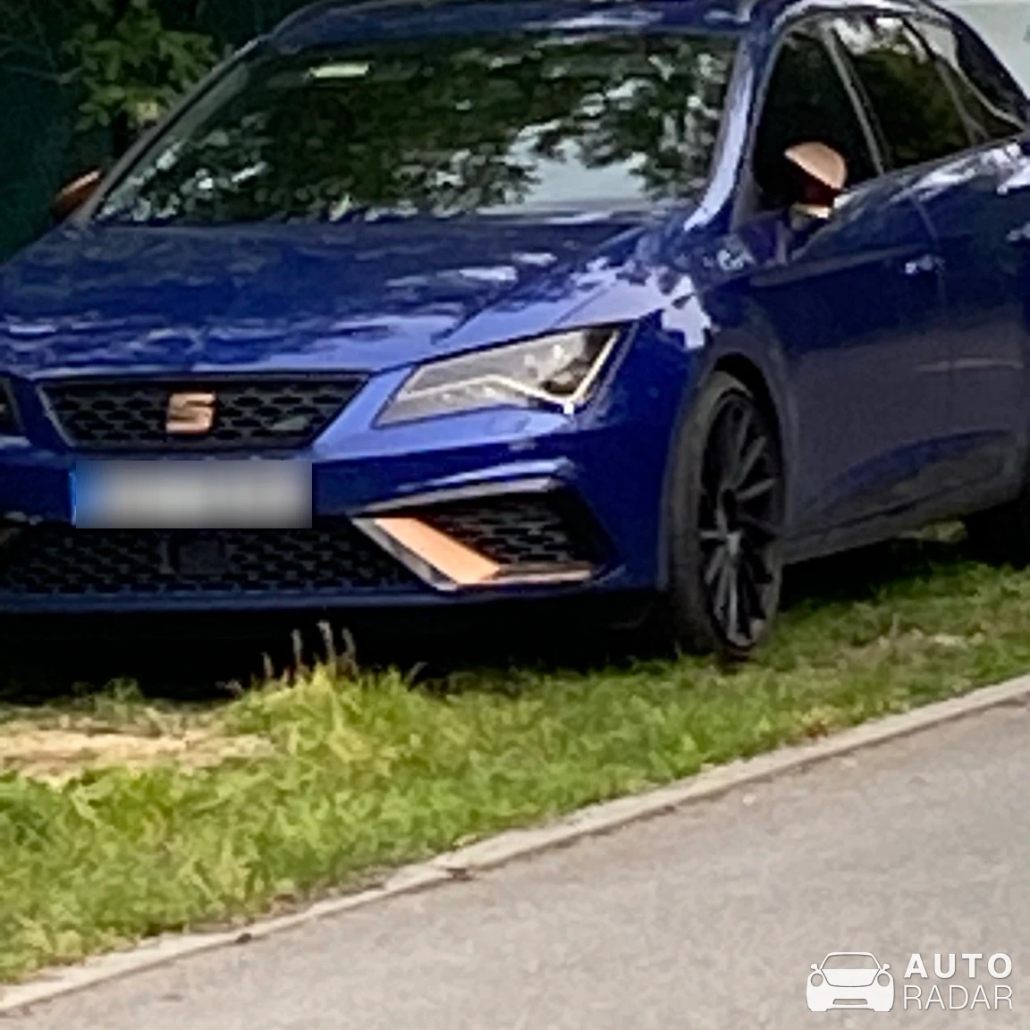 SEAT Leon Cupra R spotted in Karlštejn