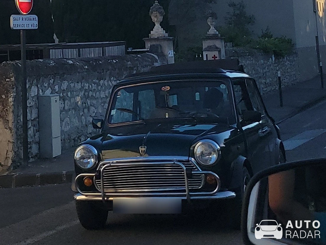 Austin Mini De Luxe spotted in Villeneuve-lès-Avignon