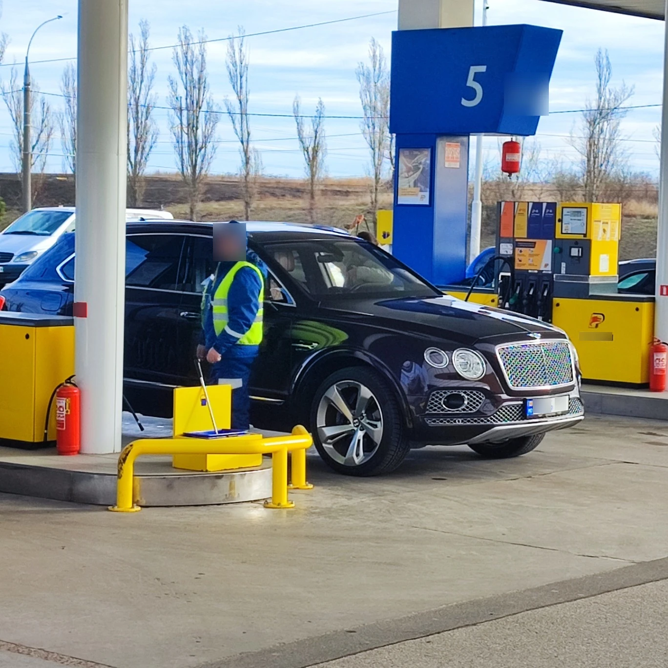 Bentley  Bentayga spotted in Chișinău, Молдова