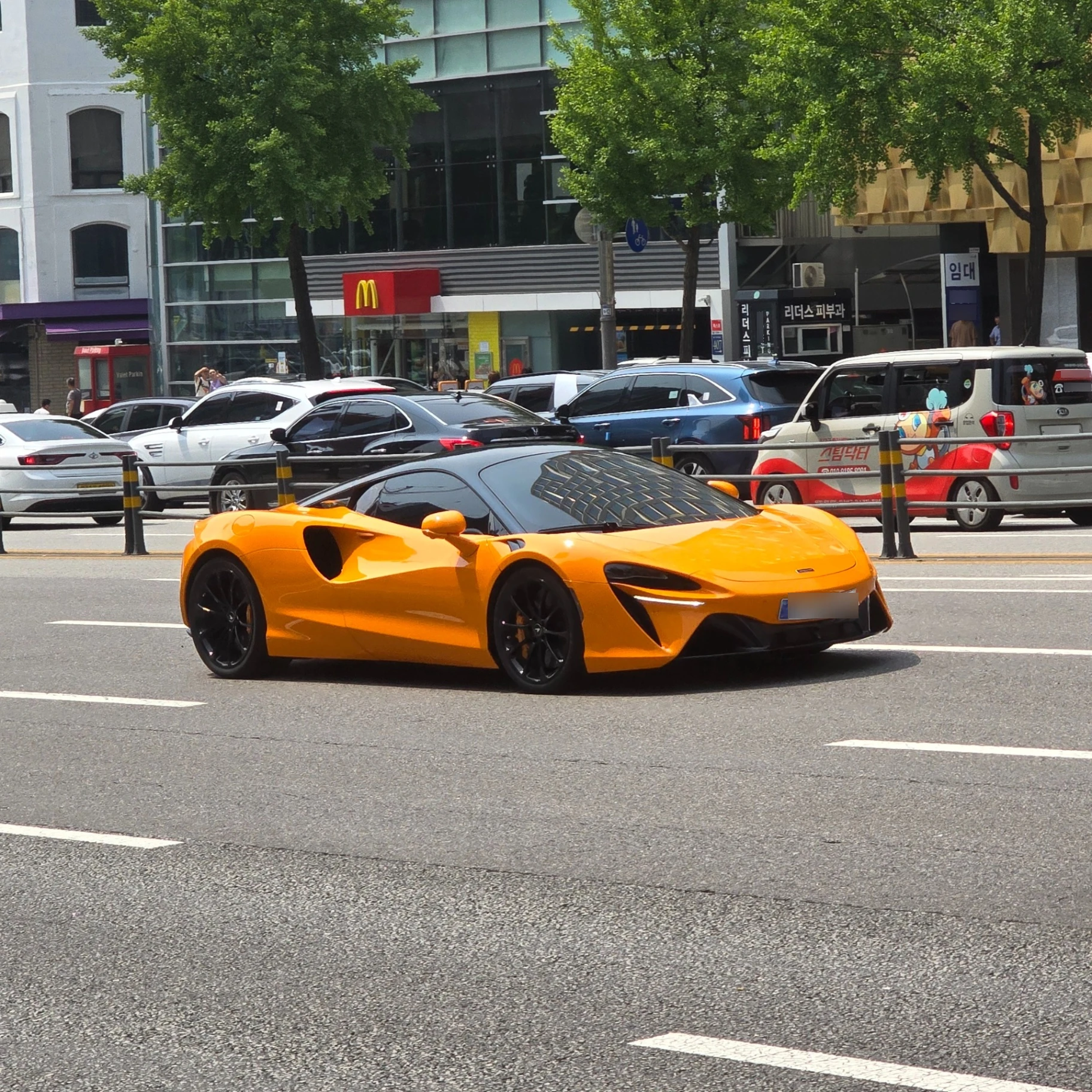 McLaren Artura spotted in Gangnam District, South Korea
