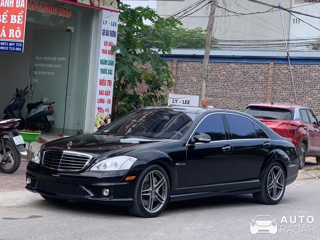 Mercedes-Benz S 65 AMG V221 spotted in Phan Đình Phùng