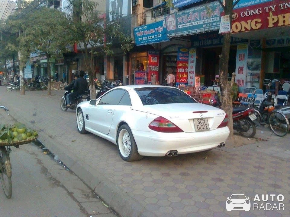 Mercedes-AMG SL 55 spotted in Quyết Thắng