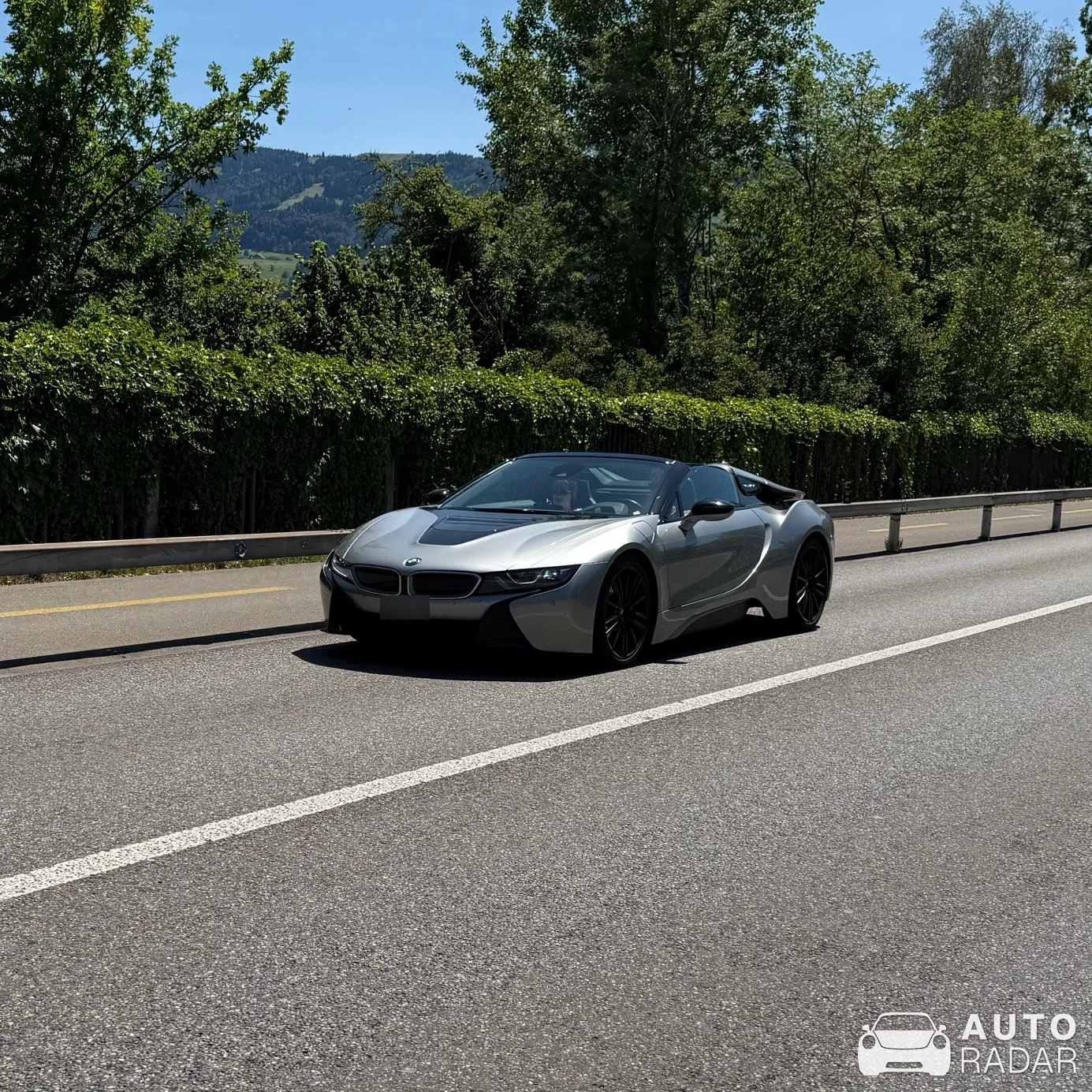 BMW i8 Roadster spotted in Hurden
