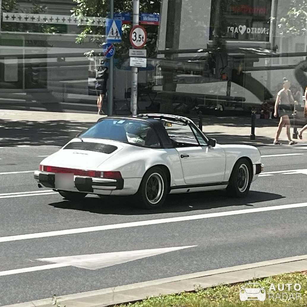 Porsche 911 Carrera 3.2 Targa spotted in Warszawa