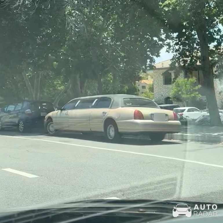 Lincoln Town Car spotted in Calabasas