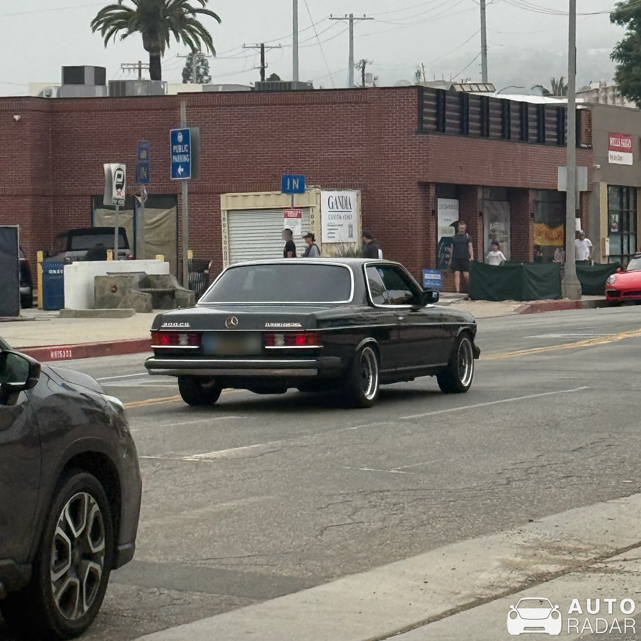 Mercedes-Benz 300E W123 spotted in Los Angeles