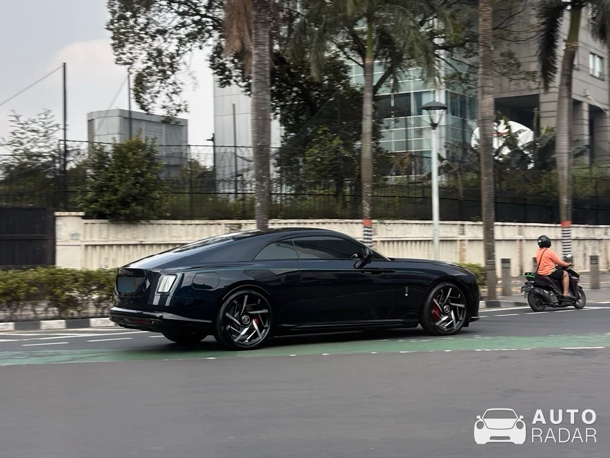 Rolls-Royce Spectre spotted in Bekasi